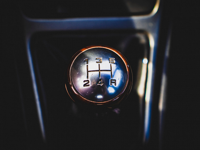 9 непростительных ошибок при вождении автомобиля на «механике»